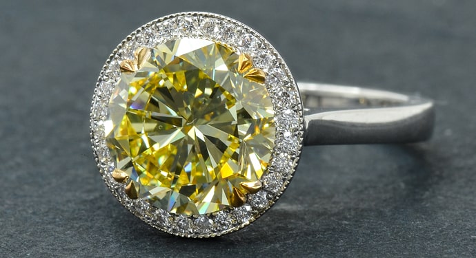 Verlobungsring mit gelbem Diamanten